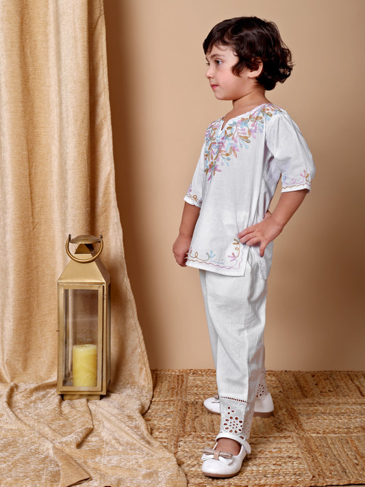 White Kashida Embroidered Kurta